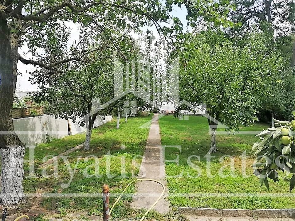 Продава се поземлен имот с постройка