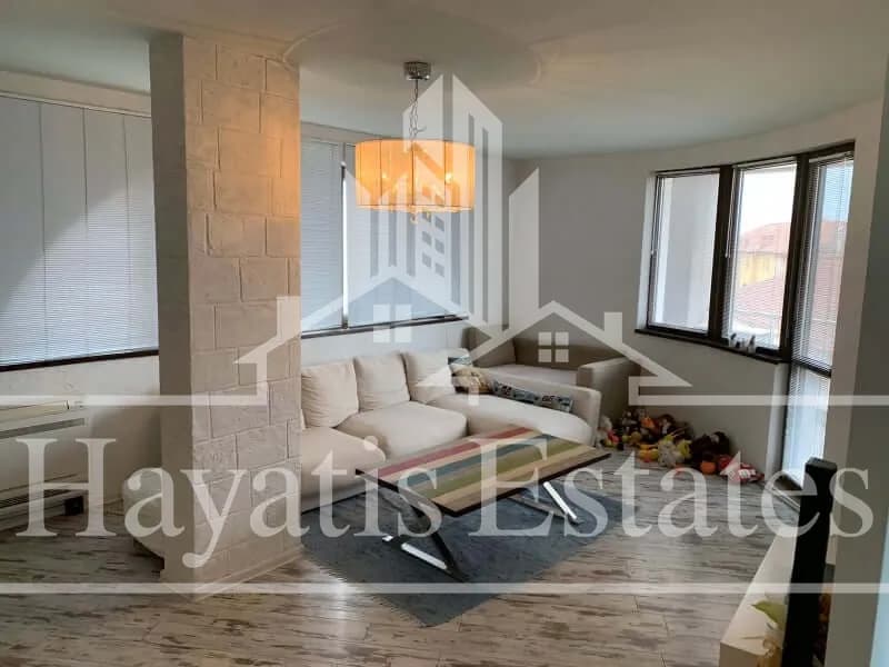 Тристаен апартамент с гараж за продажба