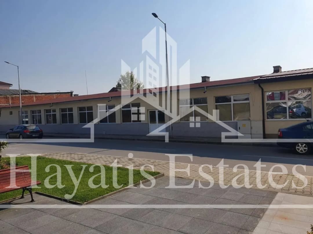 Продава се/ отдава се под наем търговско помещение