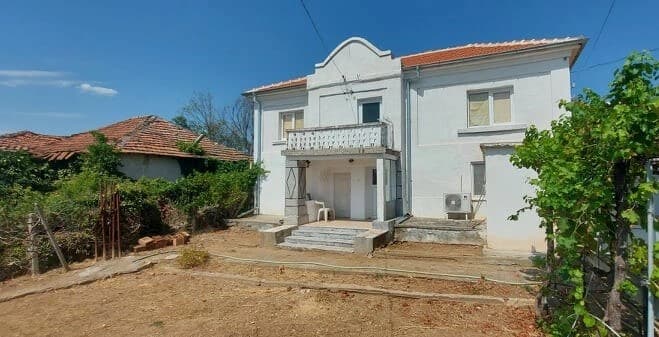 Двуетажна къща за продажба в с. Левка