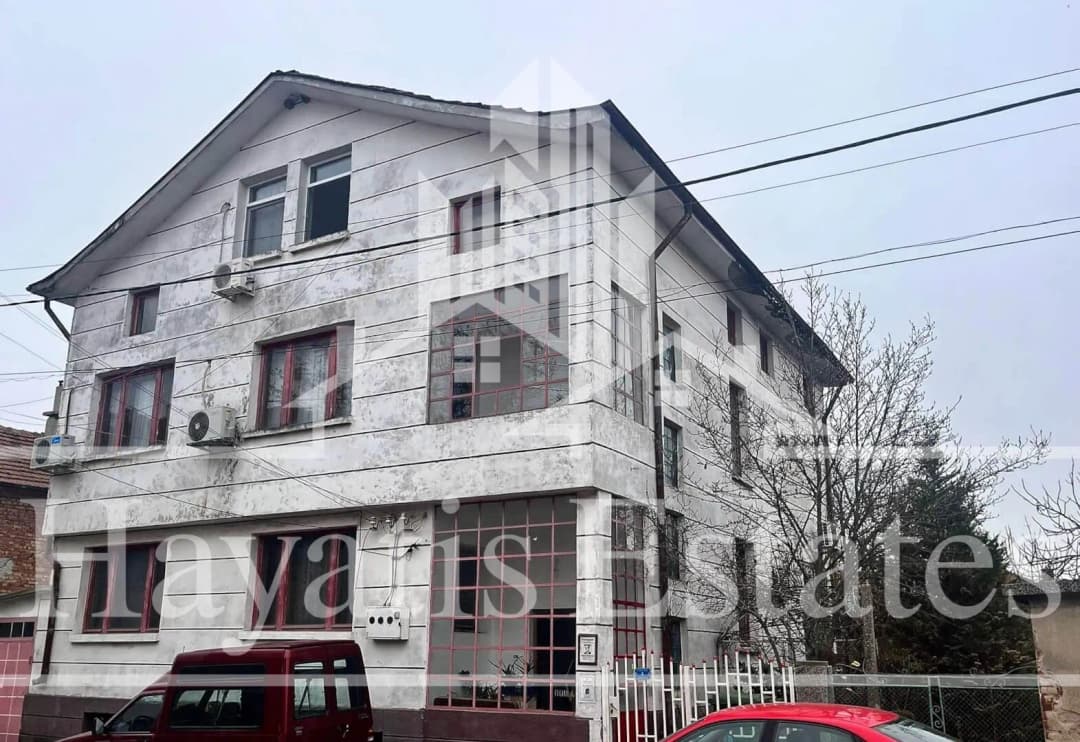 Триетажна масивна къща за продажба