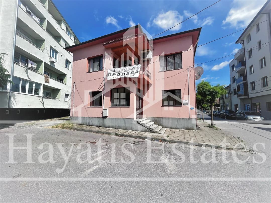 Двуетажна къща за продажба в идеален център