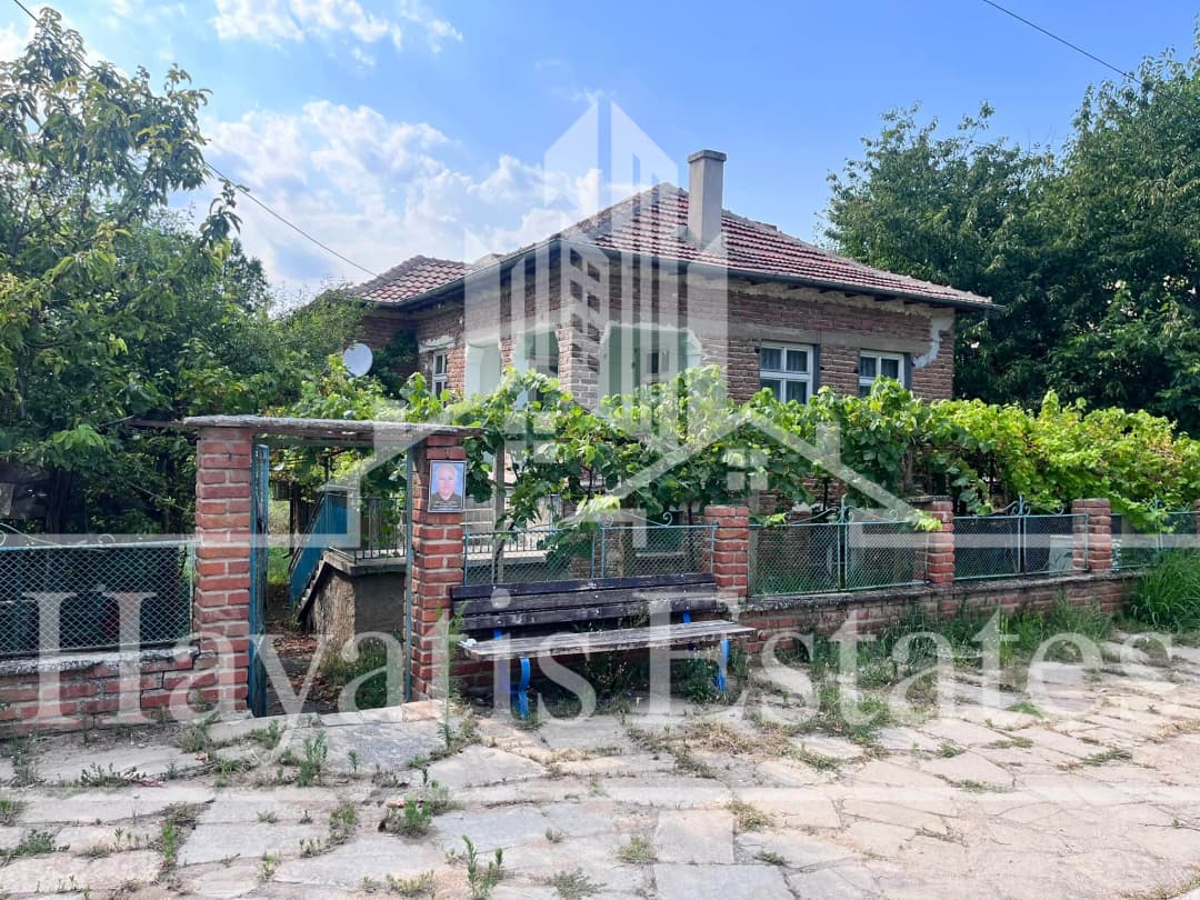 Двуетажна масивна къща в с. Момково