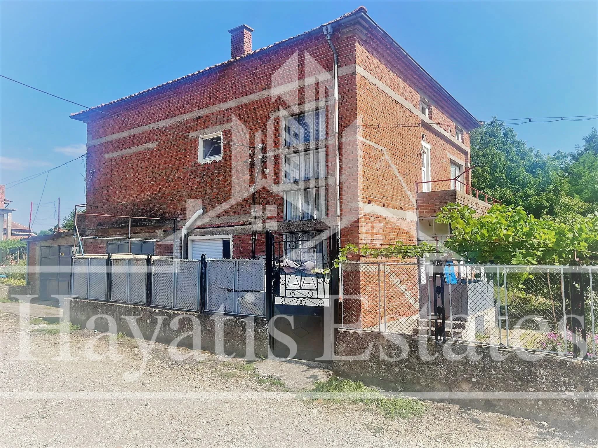 Двуетажна тухлена къща за продажба в с. Студена