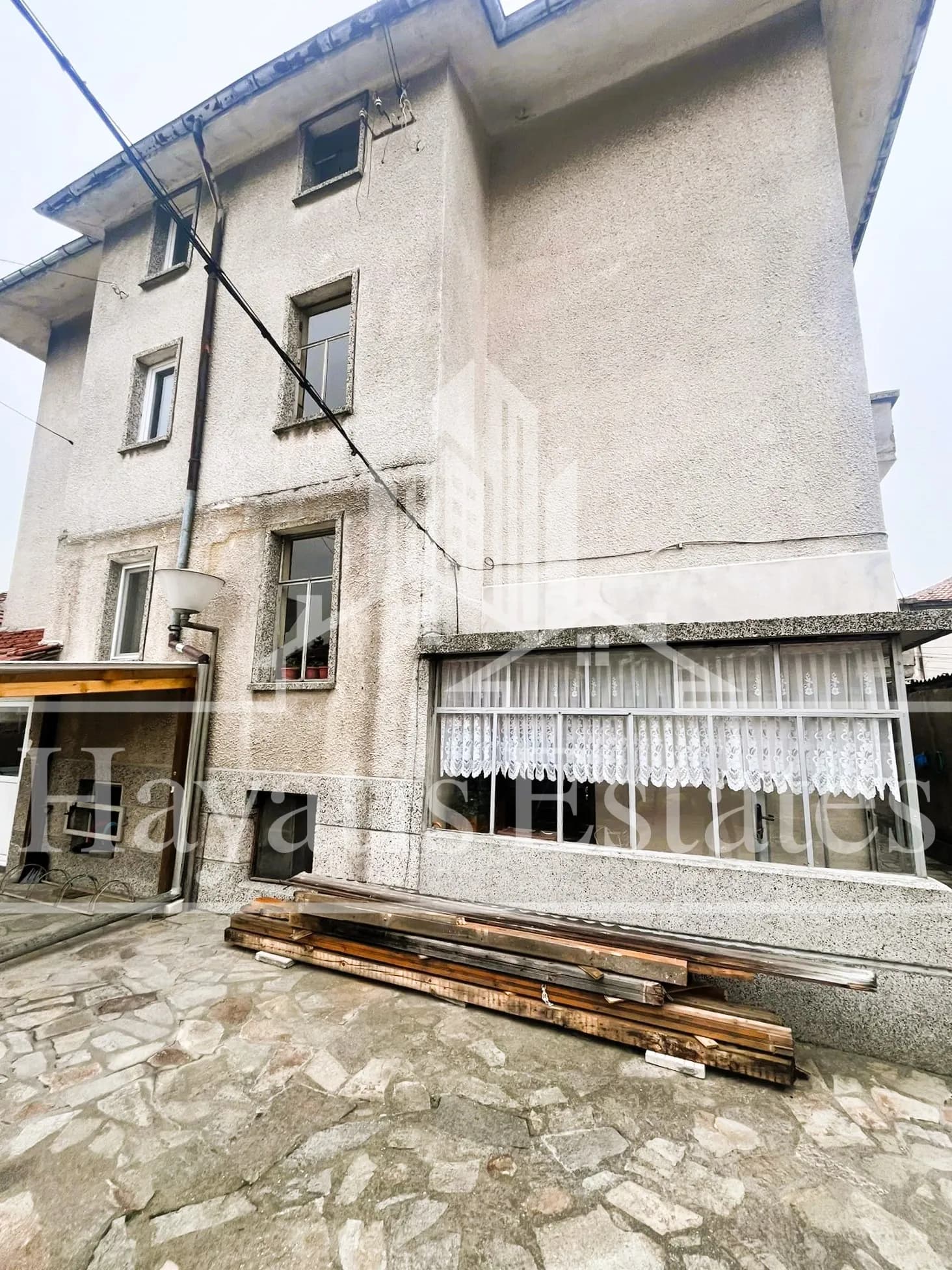 Самостоятелен етаж от къща с мазе,таван и гараж за продажба