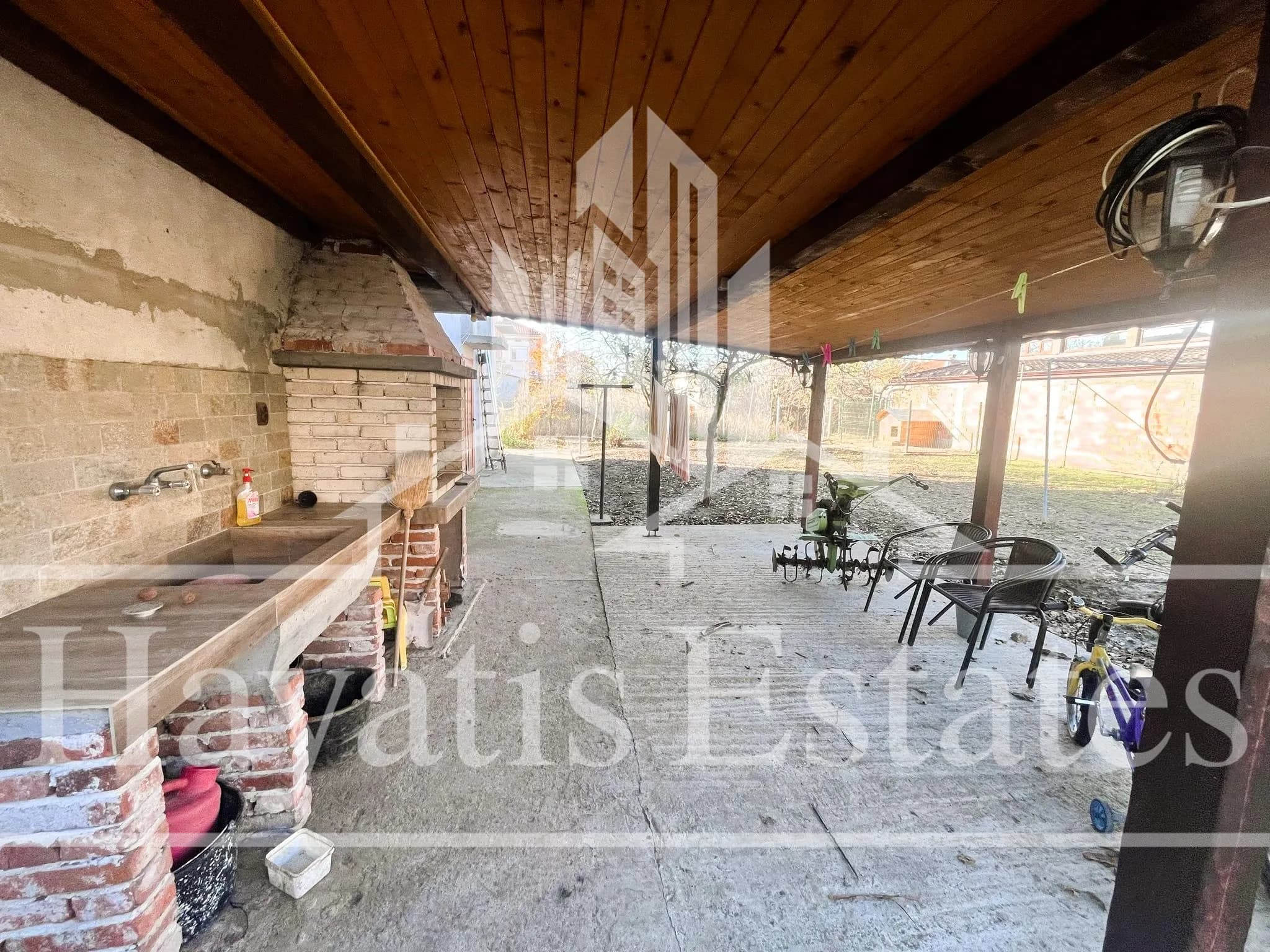 Триетажна къща близнак за продажба