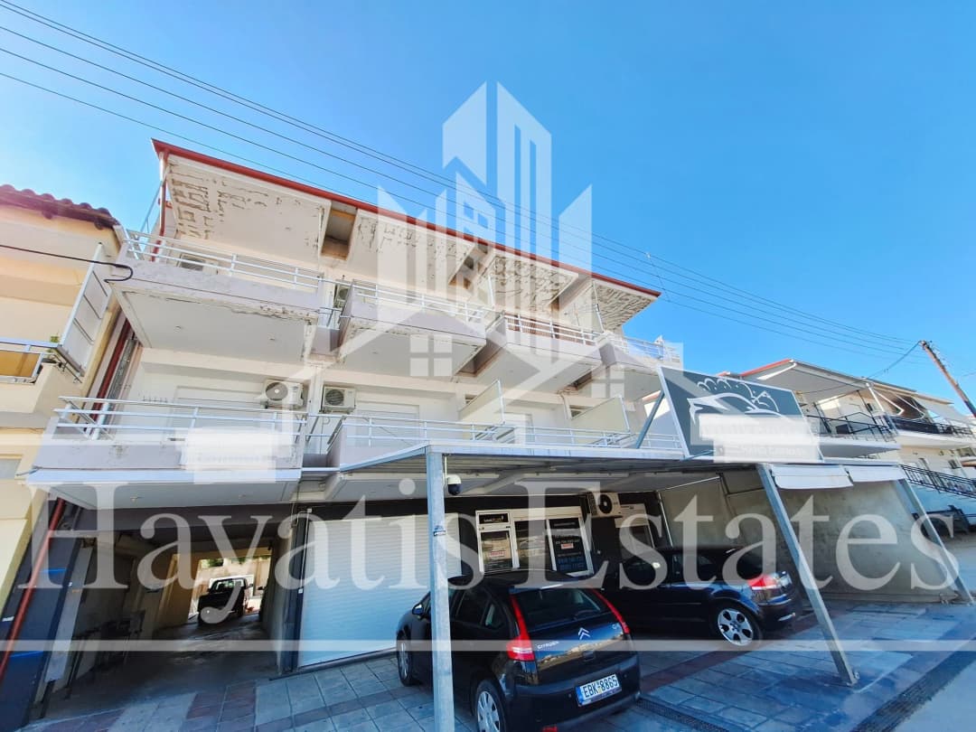 Сграда с търговски помещения и апартаменти за продажба