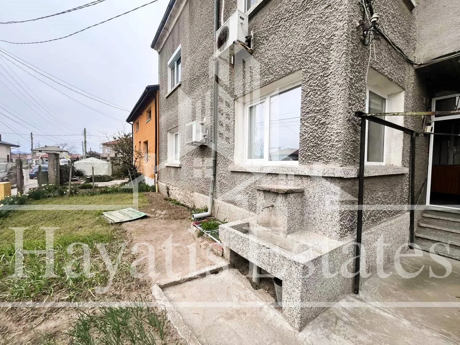 Етаж от къща с 1/3 дворно място и допълнителна постройка за продажба